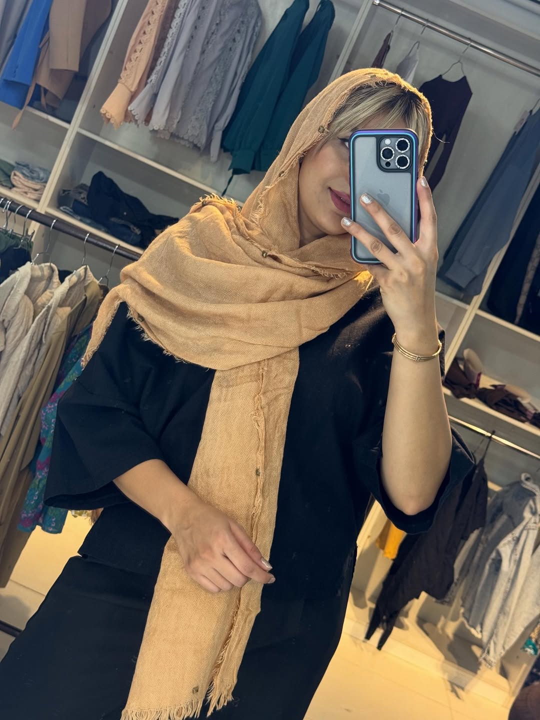 شال پاییزه عریض نرم و لطیف تو رنگبندی  لبه کار سنگ کاری شده