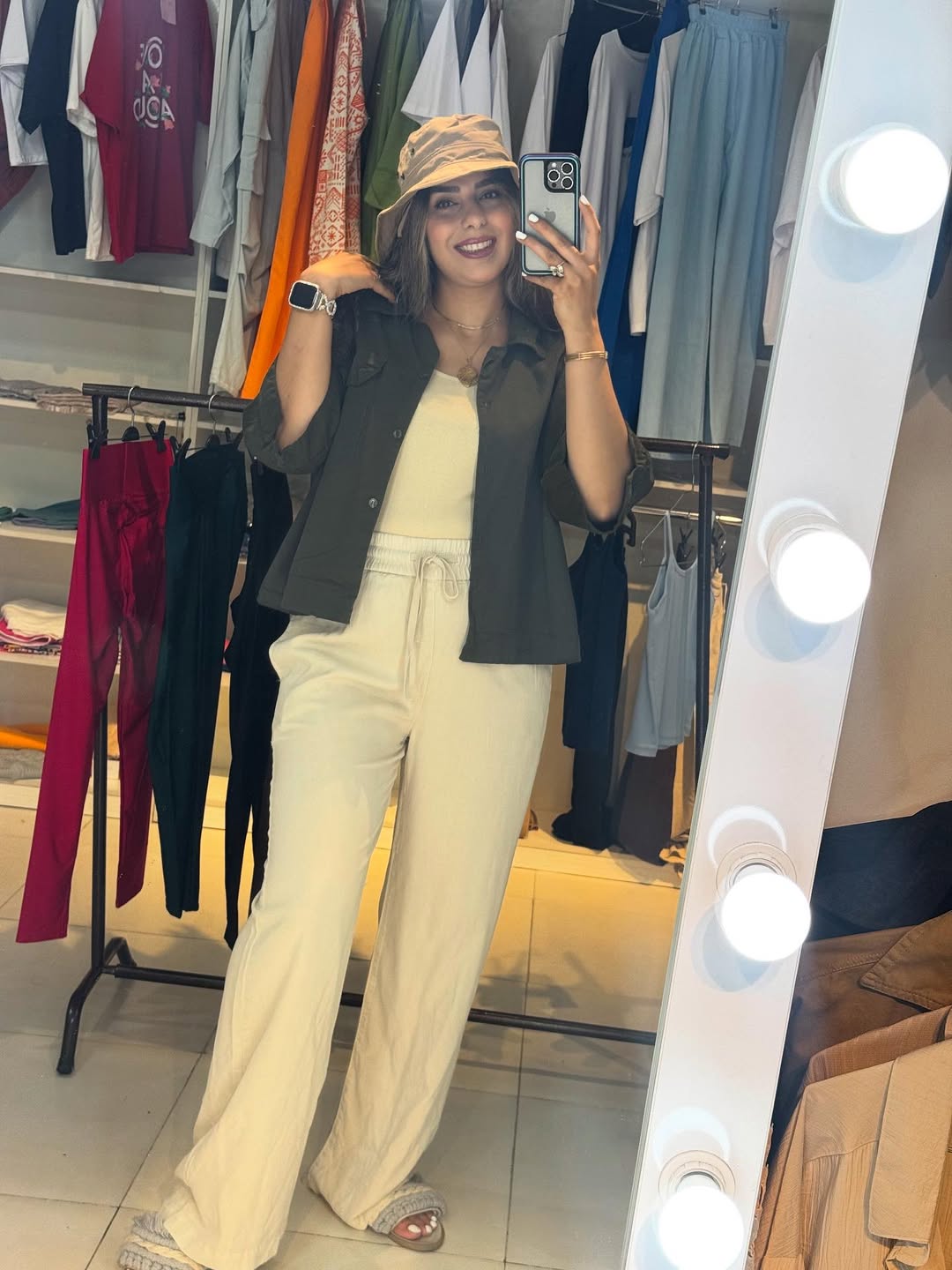 شلوار سیلک کرم نرم و لطیف  کمر کش مدل از بالا گشاد سایز ۳۶ تا ۵۲